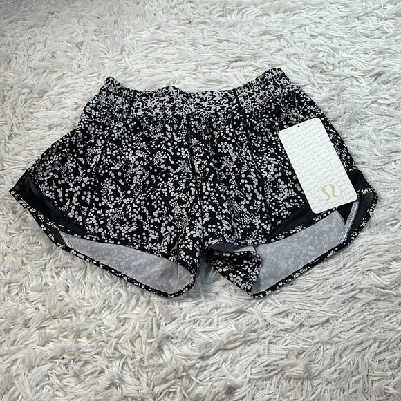 NWT Lululemon Hotty Hot Short II *Long 4" Chirasu Black / Chirakasu Alpine White - Picture 1 of 6